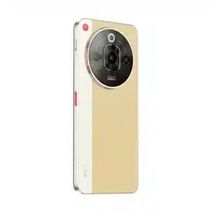 Vista lateral trasera del ZTE nubia Focus Pro 5G en color beige