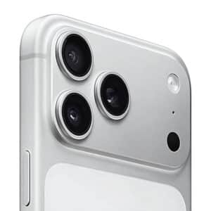 Detalle del sistema de triple cámara del iPhone 17 Pro Max blanco, con flash LED y sensores avanzados.